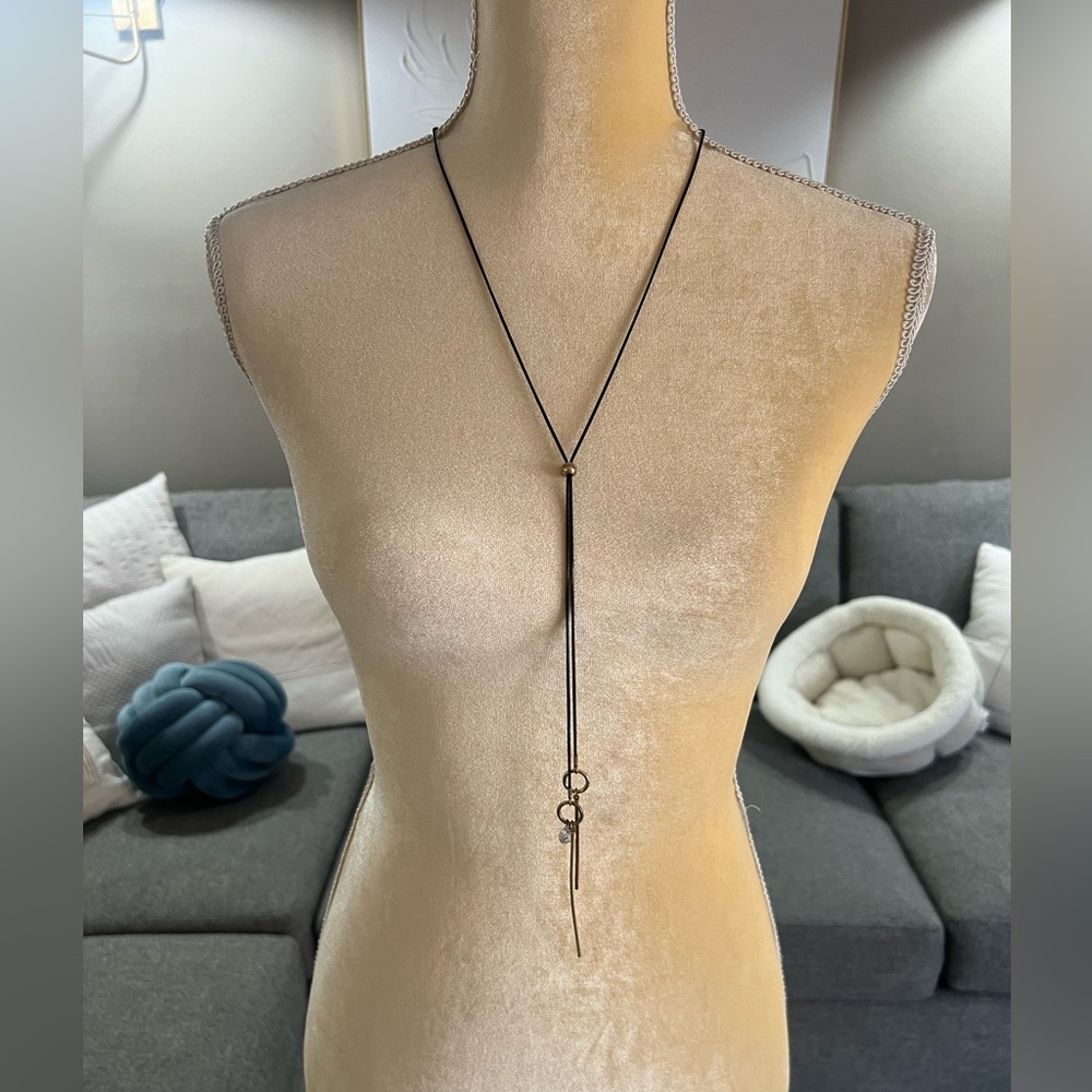 Sim, stylish, adjustable necklace.